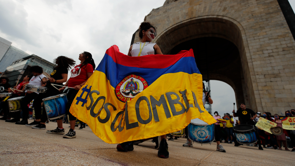 Colombianos protestan en CDMX contra la “represión” en su país