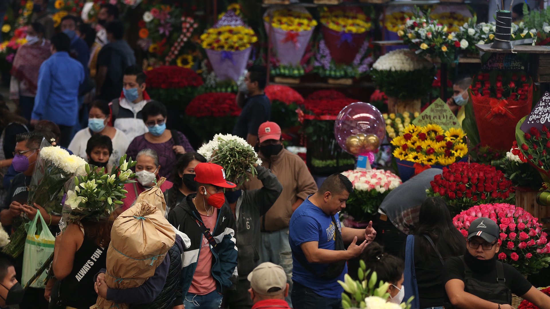 Día de las Madres se recupera en México con la vacuna y caída de contagios - compra-de-flores-en-mercado-de-jamaica-por-dia-de-las-madres