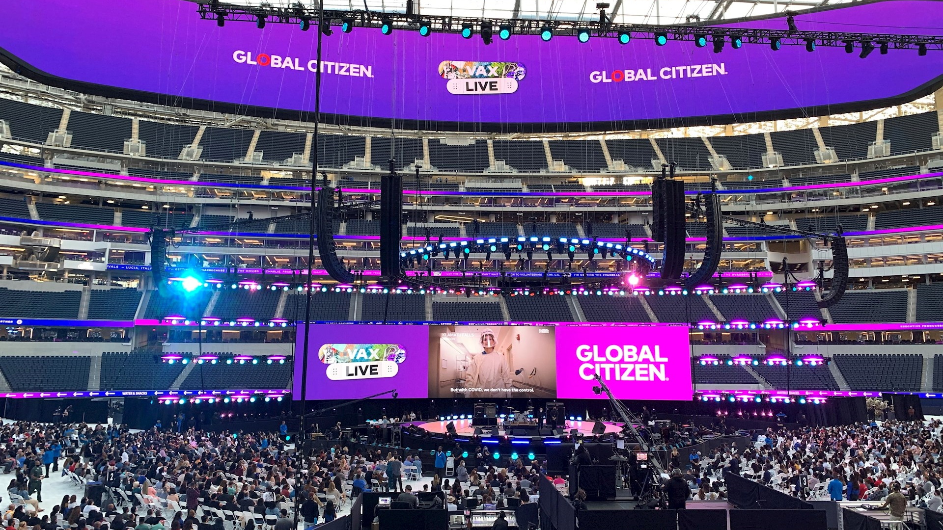 Miles de personas vacunadas contra COVID-19 disfrutan su primer concierto en Los Ángeles