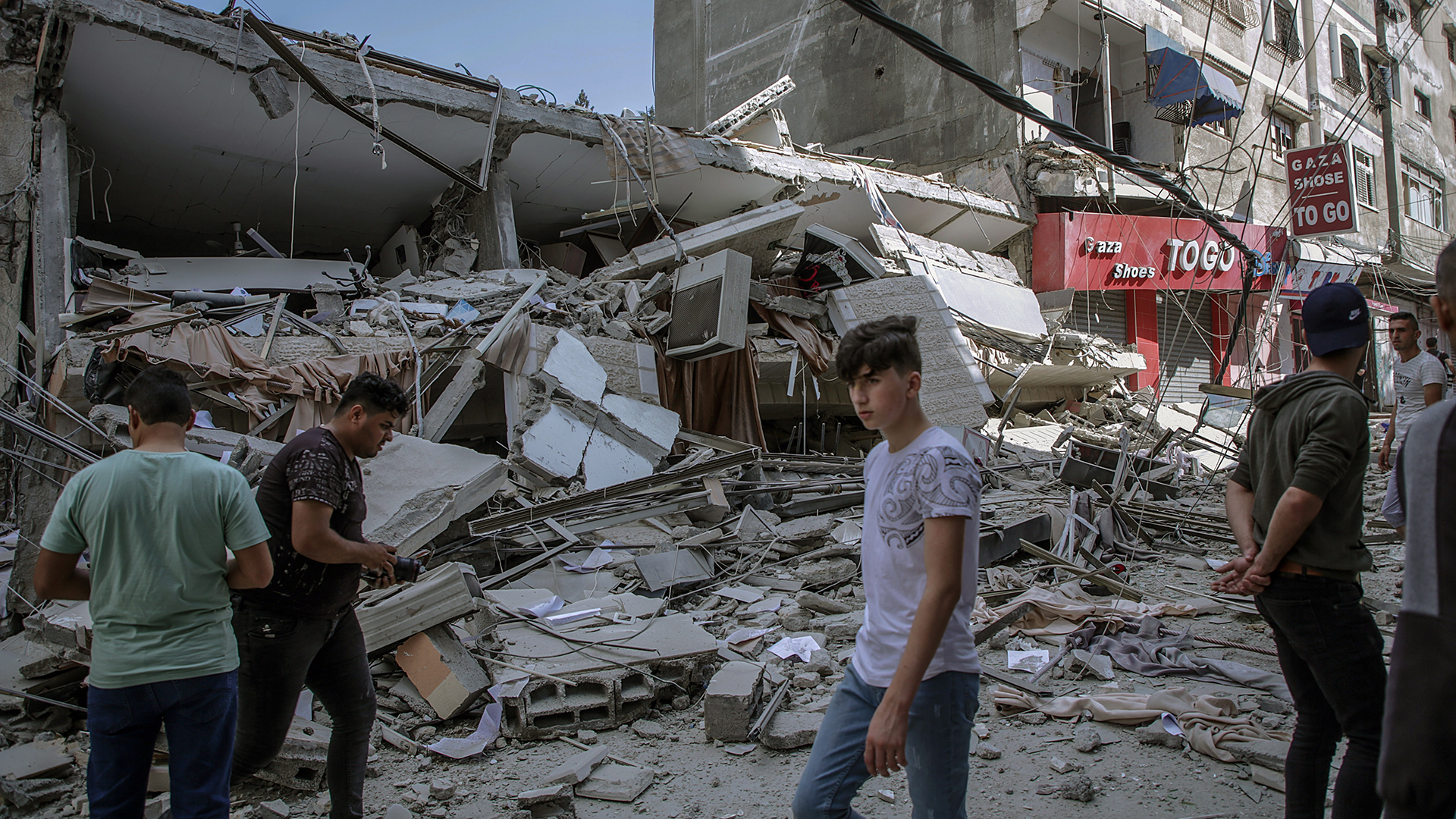 Ataques suman 83 palestinos muertos, entre ellos 17 niños