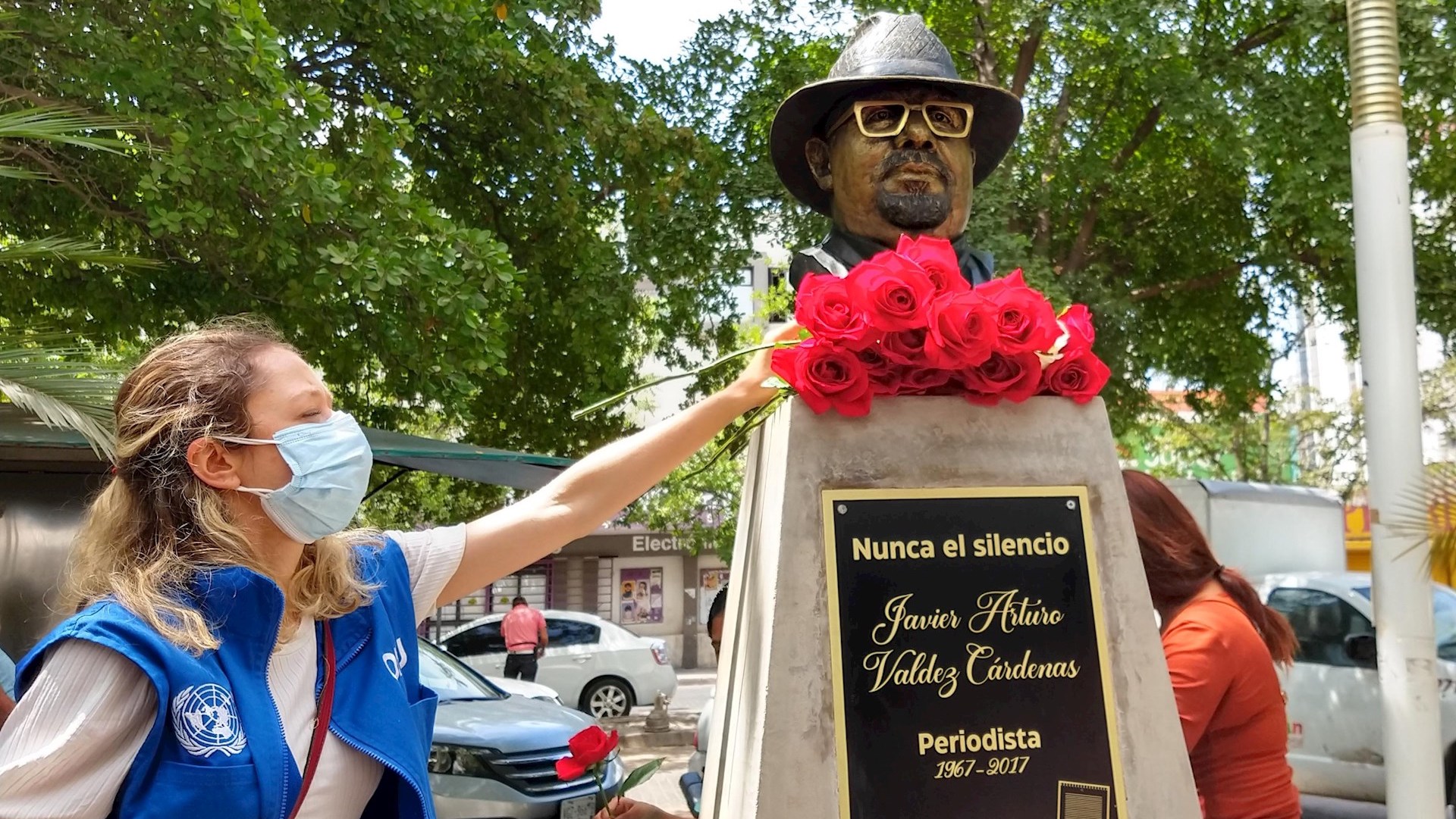 Develan busto del periodista Javier Valdez, asesinado hace 4 años