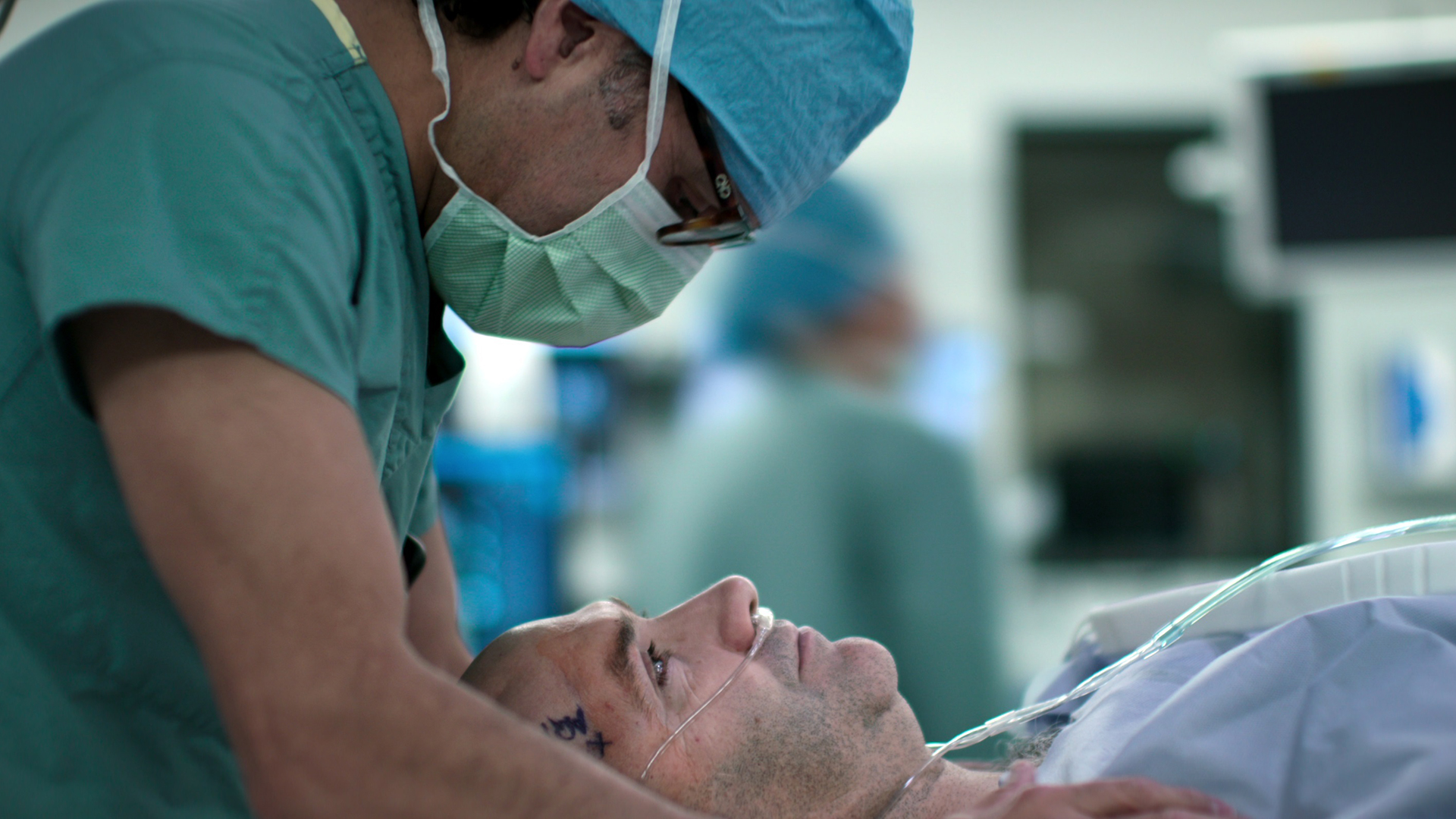 'Doctor Q.', el neurocirujano mexicano que inspira la nueva película de Brad Pitt - doctor-q-en-especial-de-netflix-ases-del-bisturi