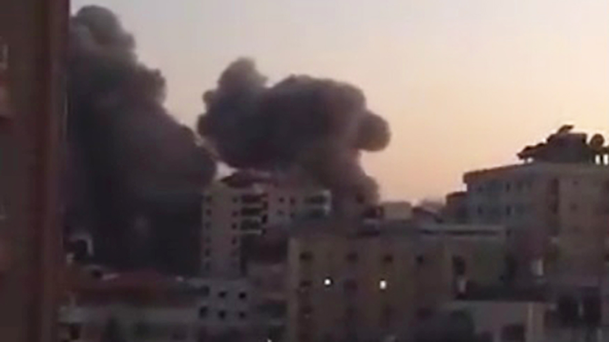 #Video El impacto de cohetes contra edificio en Franja de Gaza