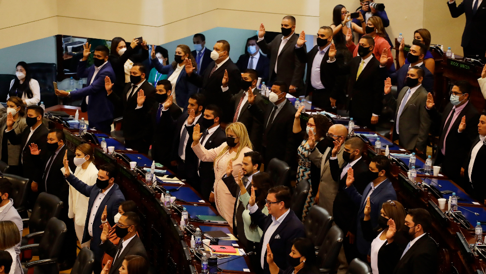 Legisladores oficialistas de El Salvador pide destituir a magistrados