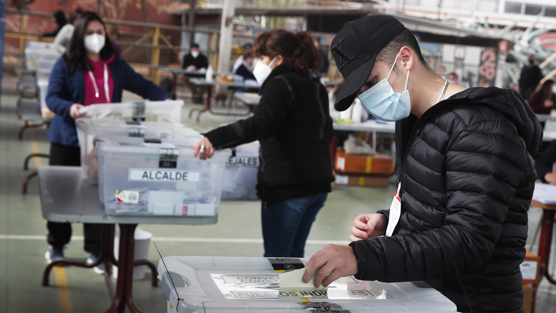 La participación en los históricos comicios de Chile apenas superó 43 por ciento