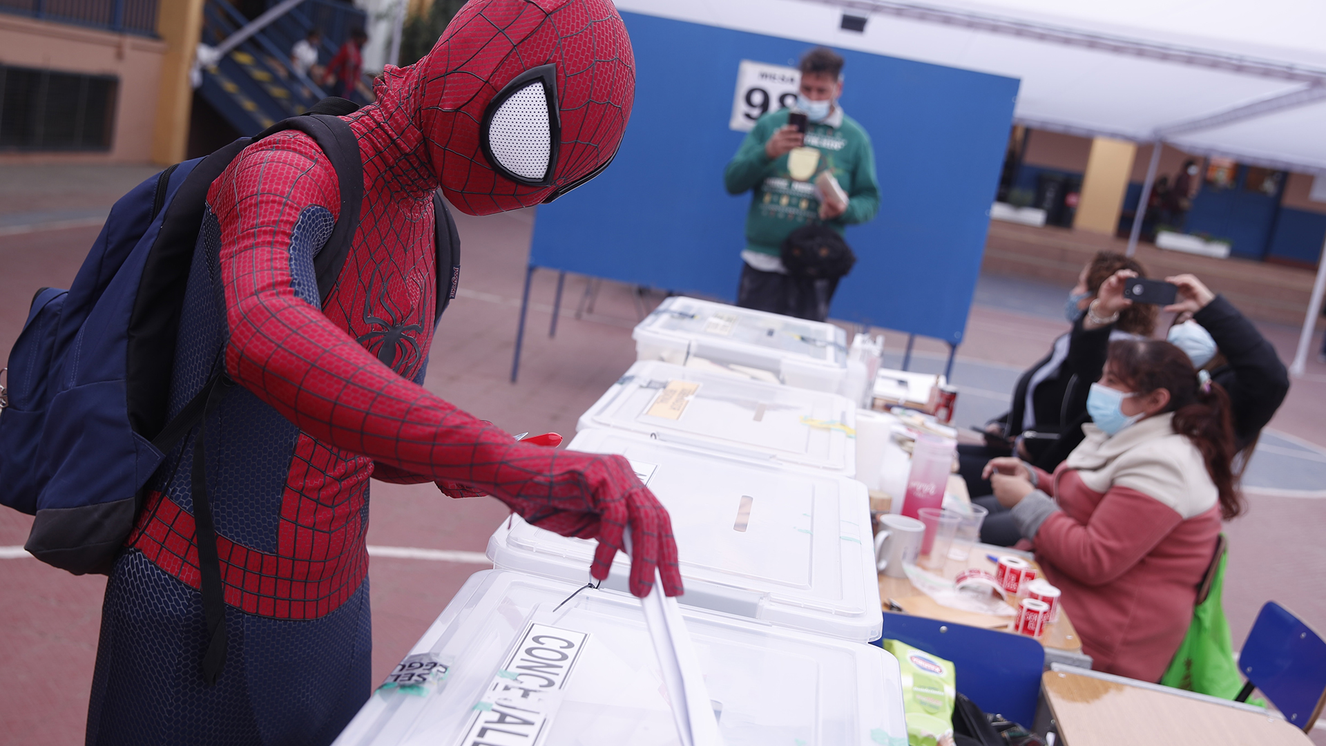 La participación en los históricos comicios de Chile apenas superó 43 por ciento - elecciones-locales-y-constituyentes-en-chile