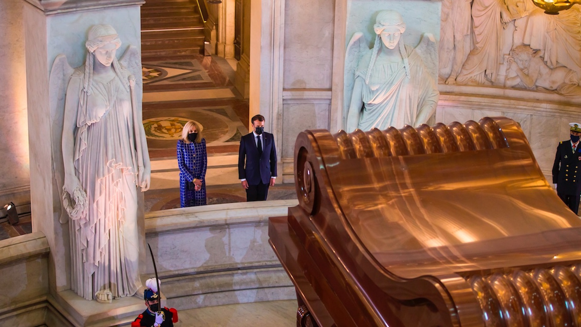 Macron asume herencia de Napoleón en medio de polémica