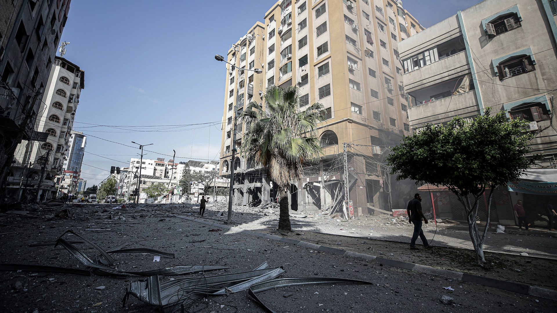 Aumentan los muertos en la tercera jornada de violencia entre Israel y Gaza - escombros-de-la-torre-al-jawhara-destruida-despues-de-un-ataque-aereo-israeli-a-la-ciudad-de-gaza