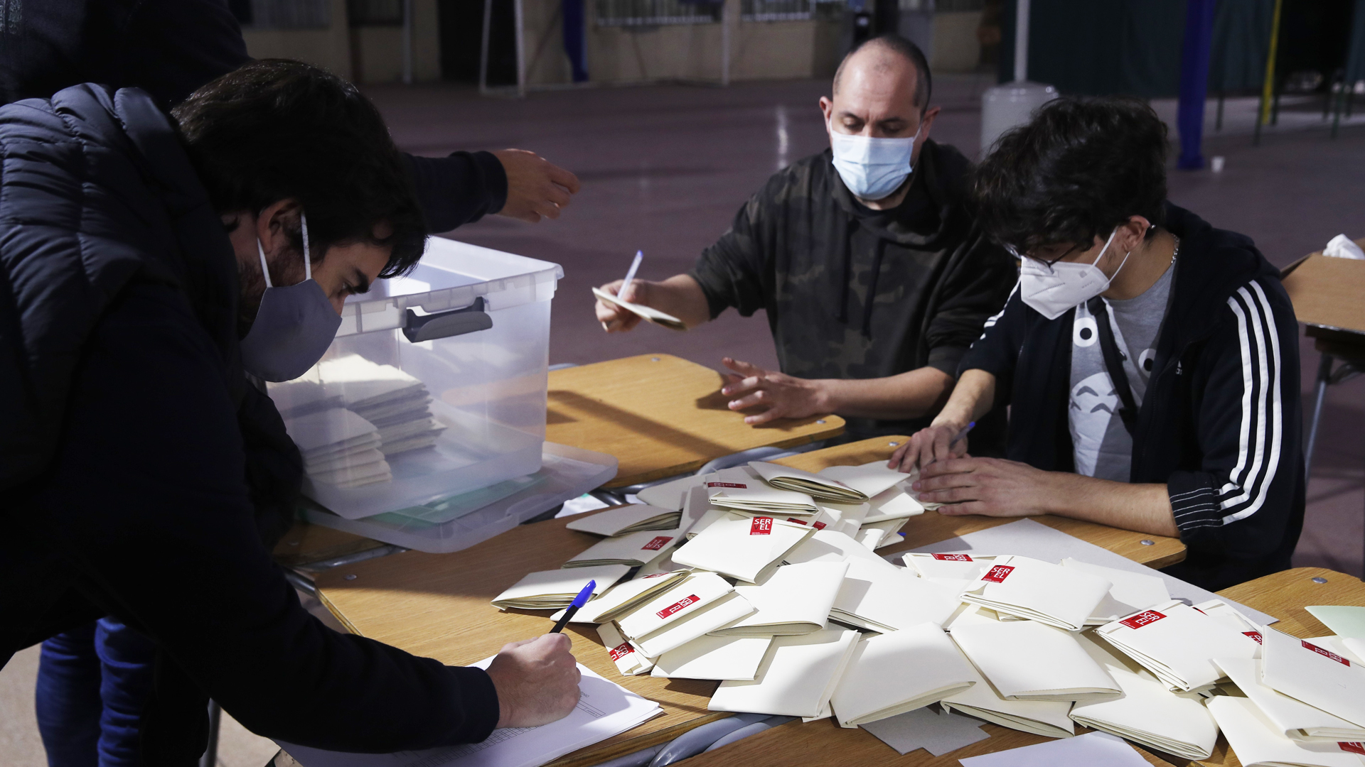La participación en los históricos comicios de Chile apenas superó 43 por ciento - escrutinio-de-votos-en-chile-tras-jornada-electoral