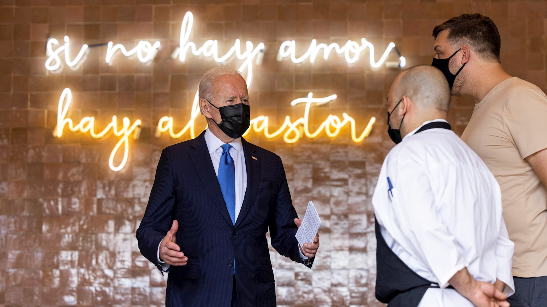 Joe Biden compra tacos y enchiladas en negocio que recibió ayuda por COVID-19