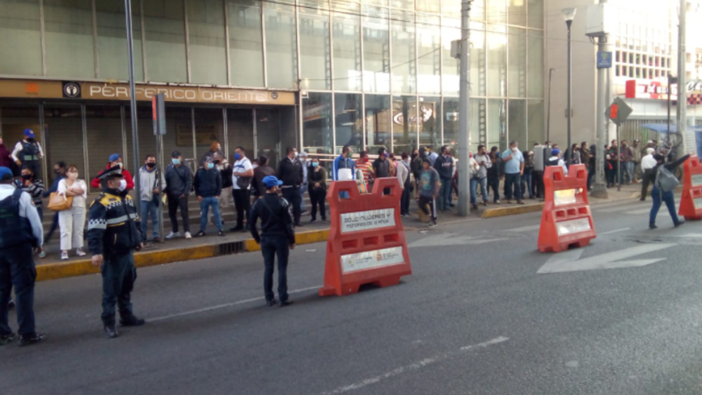 Usuarios de Línea 12 del Metro saturan transporte emergente