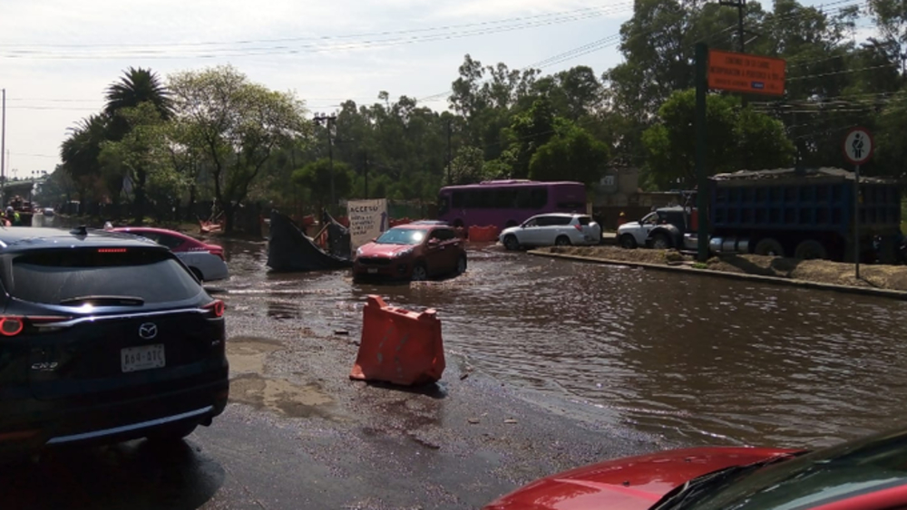 Fuga de agua en Periférico Oriente inunda obras en Cuemanco