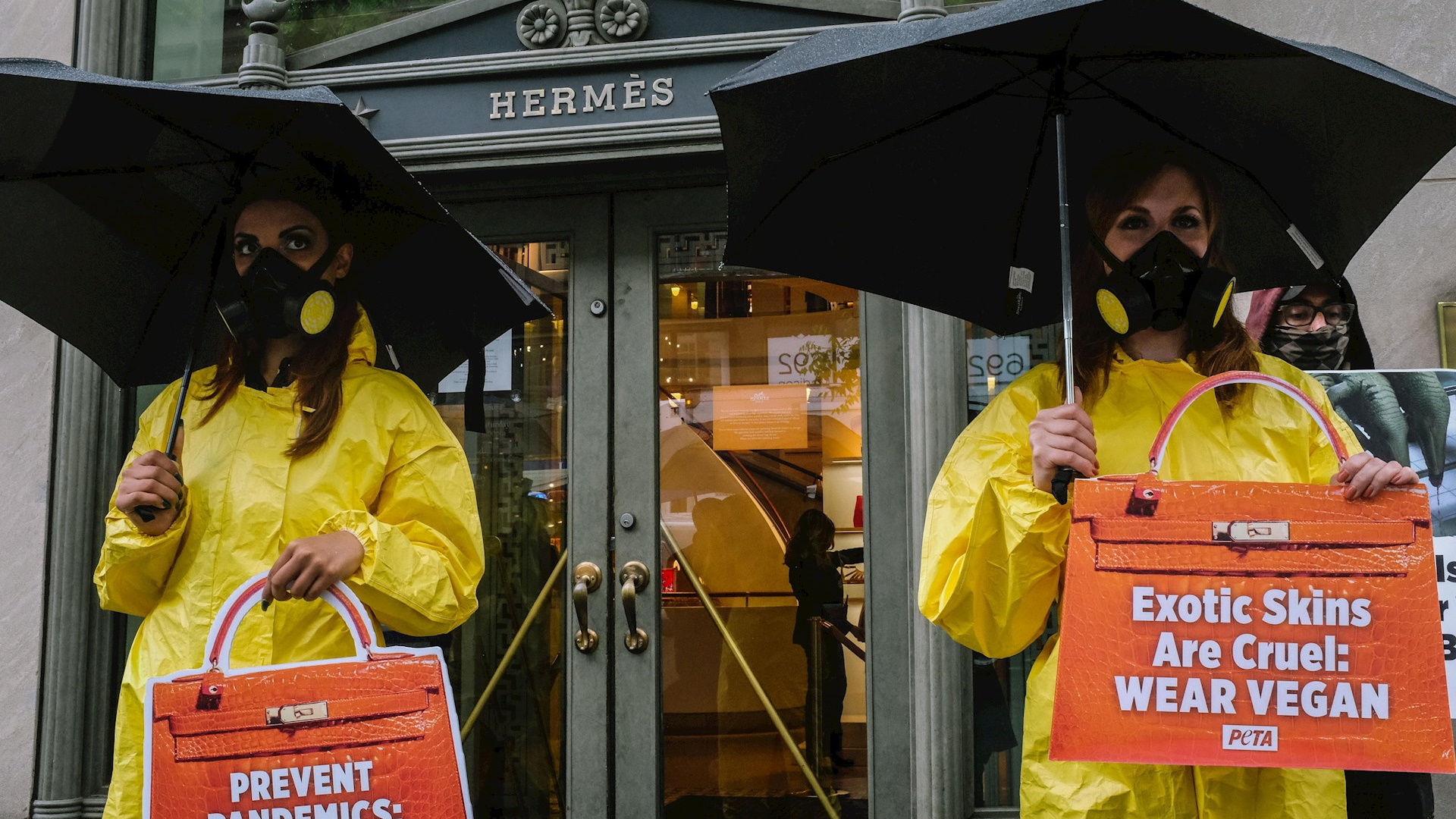 Activistas de PETA protestan afuera de Hermès en NY por uso de pieles