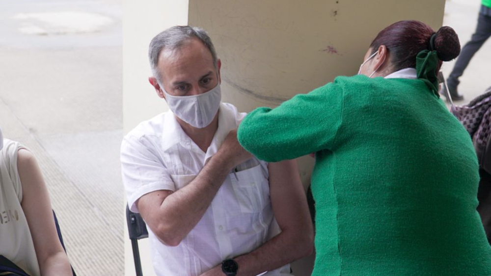 Hugo López-Gatell se vacuna contra el COVID-19 en CDMX