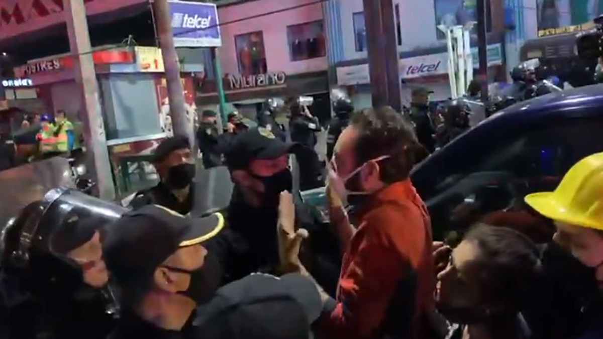 #Video Impiden paso a Andrés Lajous a zona de colapso del Metro; soy secretario de Movilidad, insistió