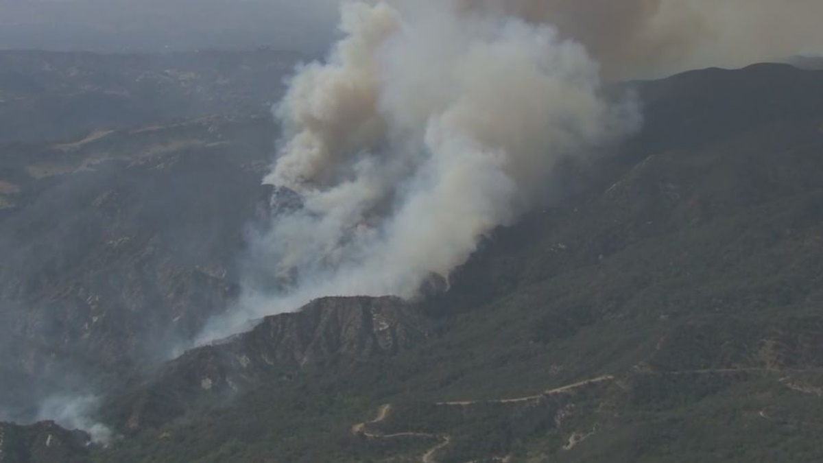 Incendio en Los Ángeles obliga al desalojo de más de mil personas