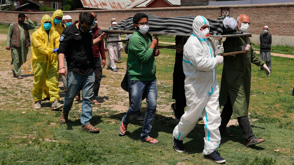 India baja de los 400 mil casos y registra más de 3 mil 700 muertes por COVID-19