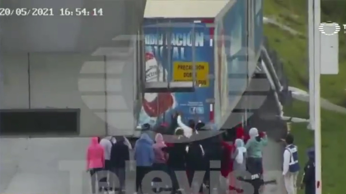 #Video Normalistas mueren en Tlaxcala tras arrojarse de tráiler