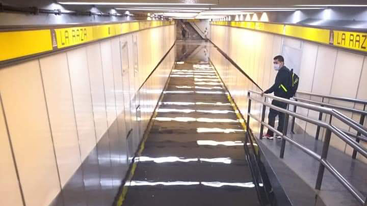#Video Lluvia inunda acceso a estación La Raza del Metro