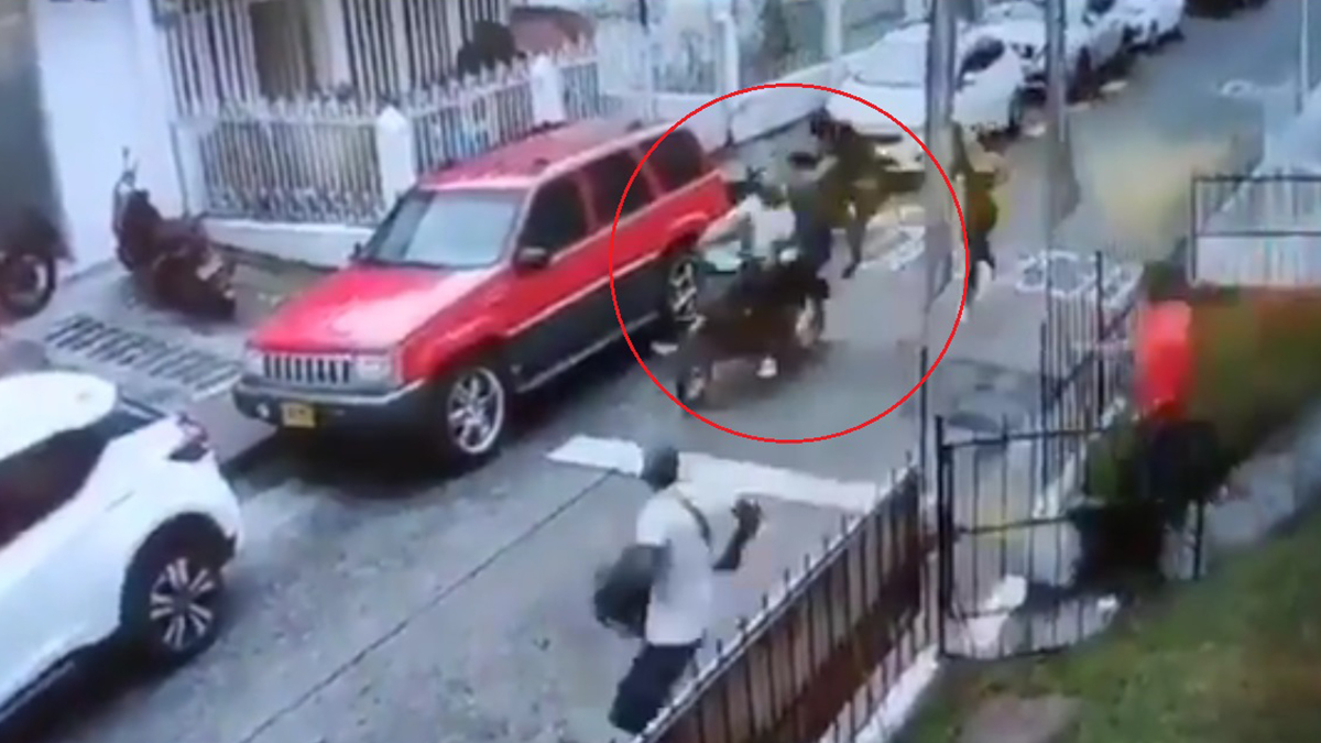 #Video Joven frustra robo en Colombia con ‘patada voladora’ a delincuentes