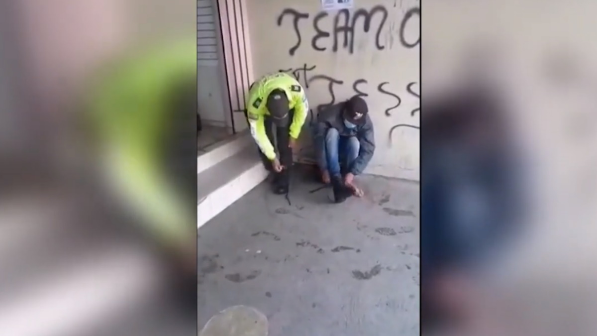 #Viral Policía ecuatoriano regala sus botas en plena calle a migrante colombiano