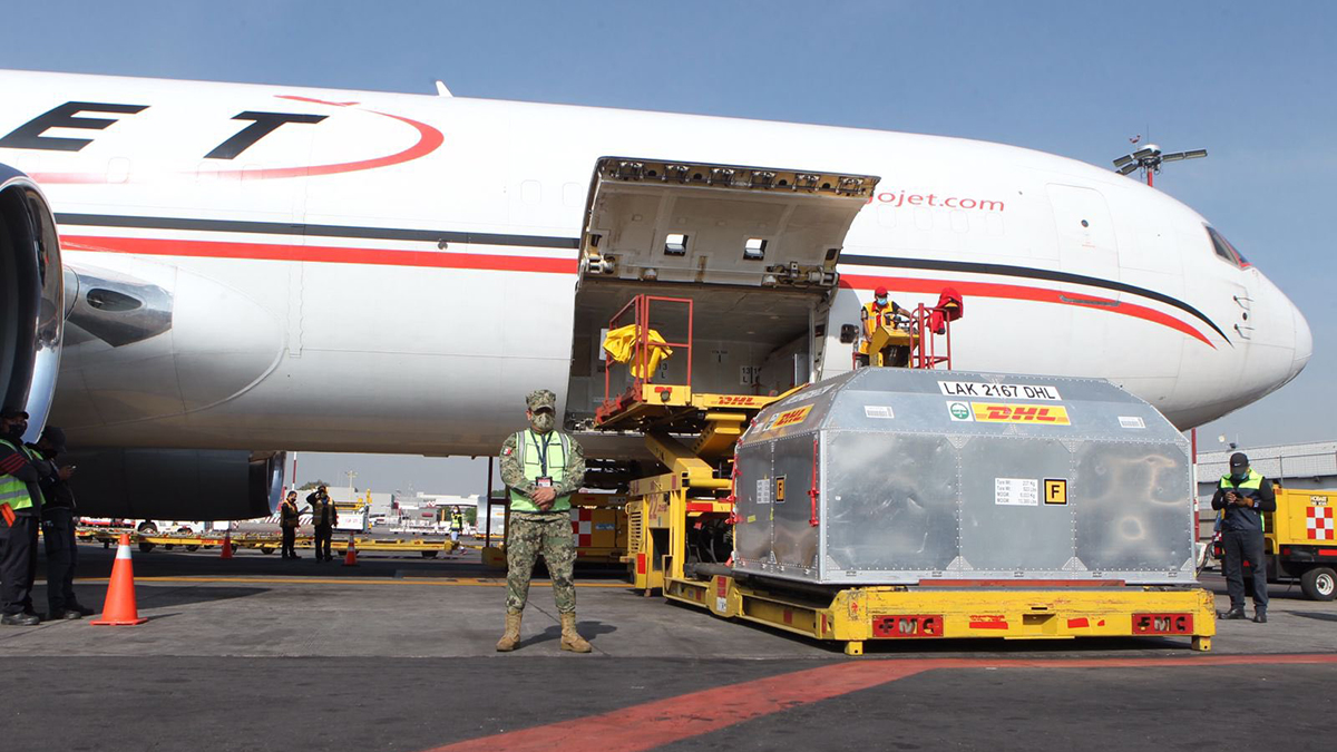 Llegan a México más de 580 mil vacunas de Pfizer contra COVID-19