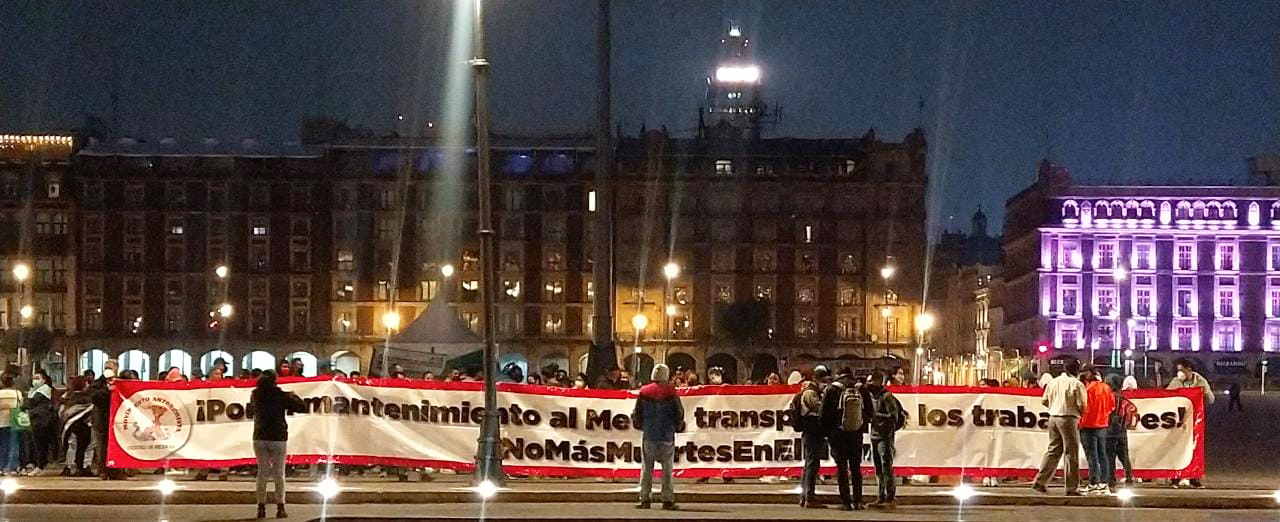 Protestan frente a Palacio Nacional por tragedia en el Metro; piden mantenimiento - manifestacion-de-movimiento-antorchista-frente-a-palacio-nacional-por-tragedia-en-el-metro