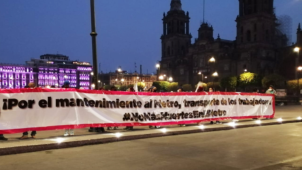 Protestan frente a Palacio Nacional por tragedia en el Metro; piden mantenimiento