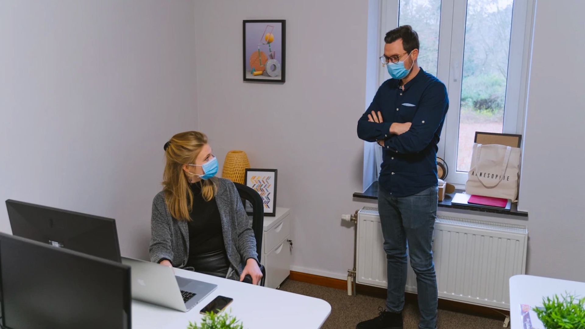 Advierten por contagios en espacios cerrados pese a mantener distancia social