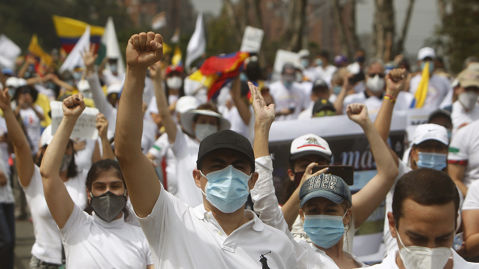 Latinoamérica en 2022: el reto de consolidar su crecimiento en un campo minado - marchan-en-medellin-colombia-contra-paro-nacional-y-violencia