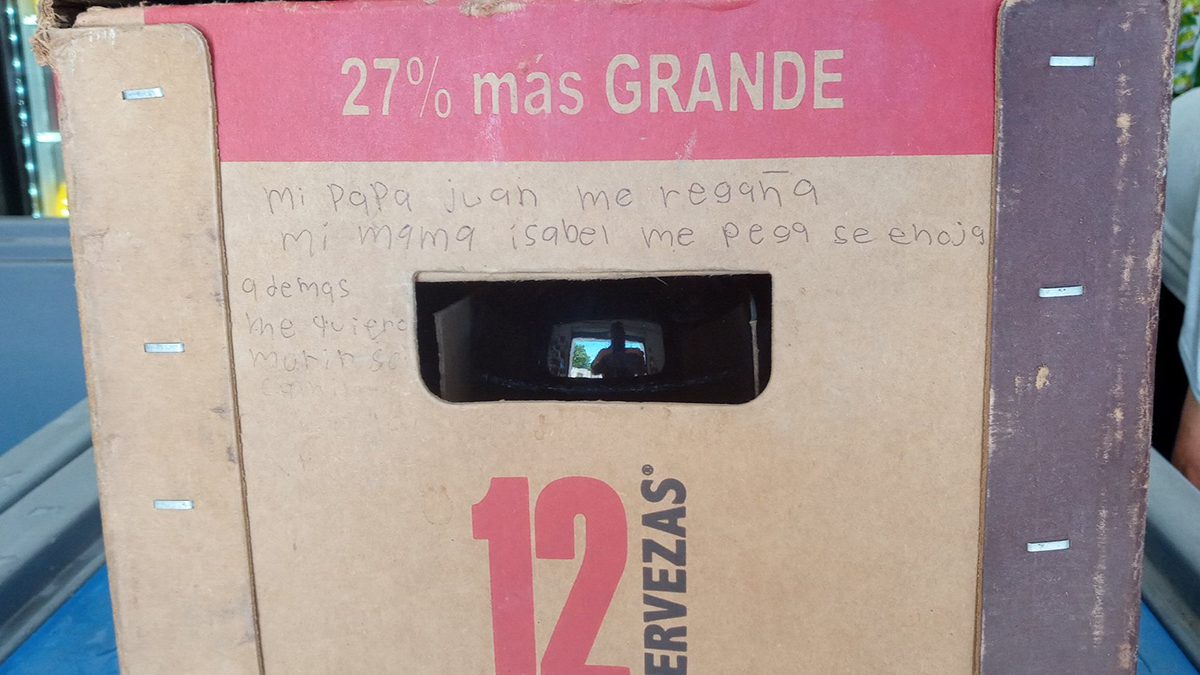 Niña pide ayuda por violencia familiar con mensaje en cartón de cervezas; “me quiero morir”, afirma