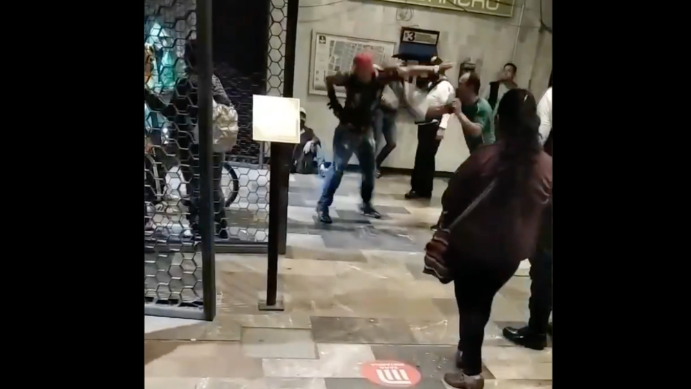 #Video Sujetos pelean en Metro de CDMX ante la mirada de policías