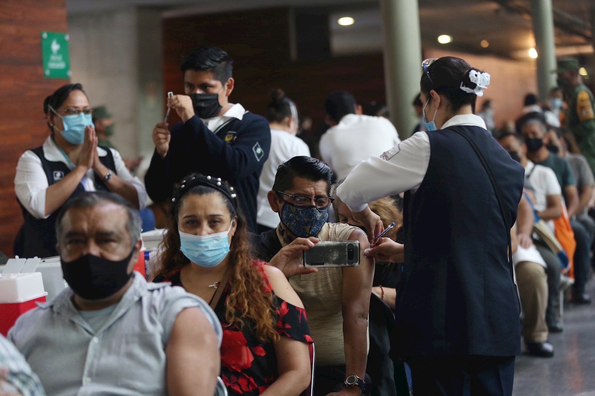 México tardaría 13 meses en vacunar al 70% de la población