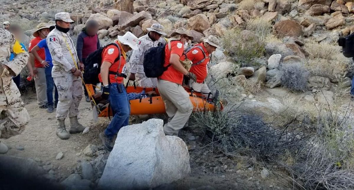 Rescatan a migrante abandonado en zona desértica de montañas en Baja California