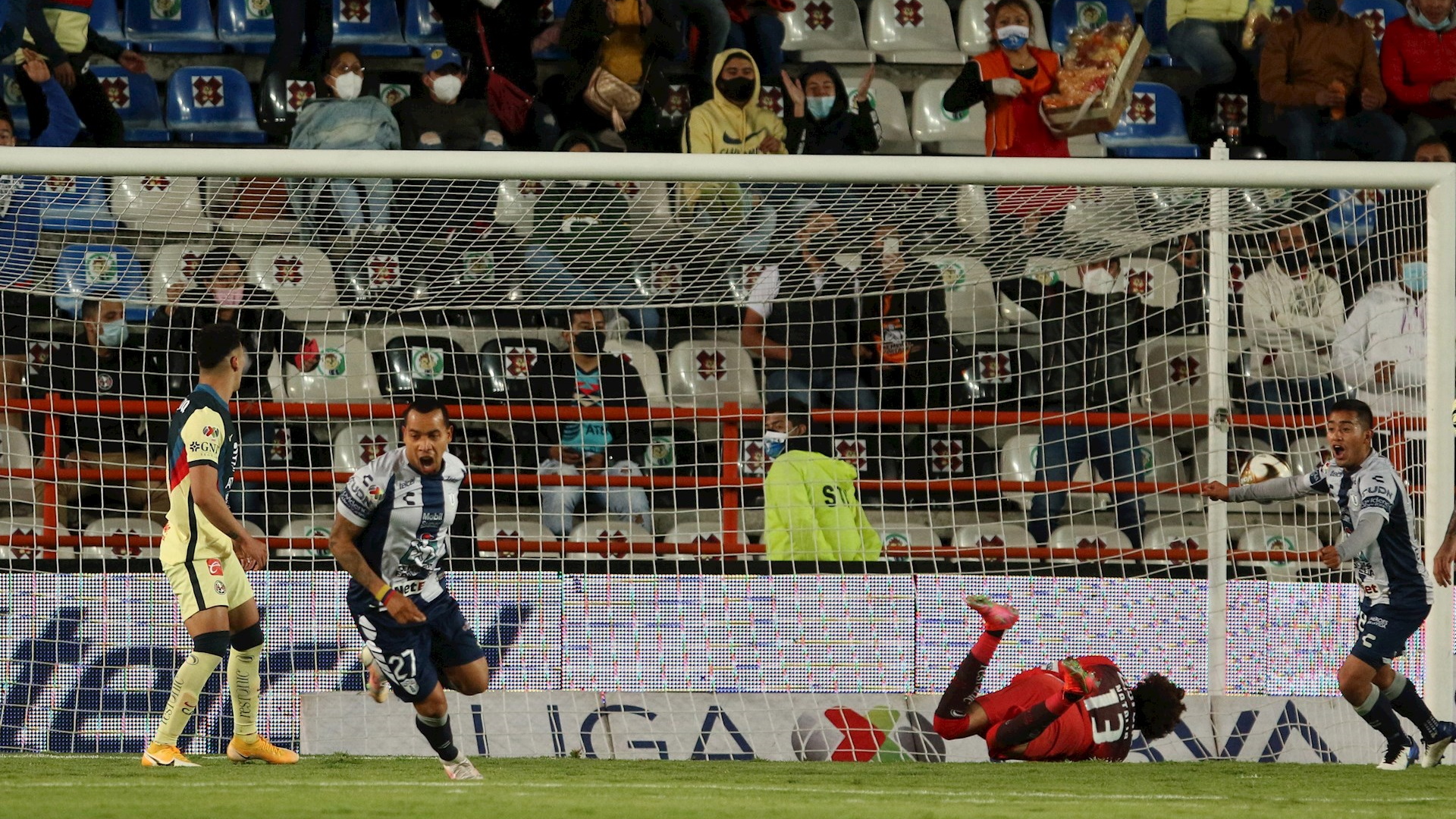 Pachuca derrota 3-1 al América en el Azteca en la ida de octavos