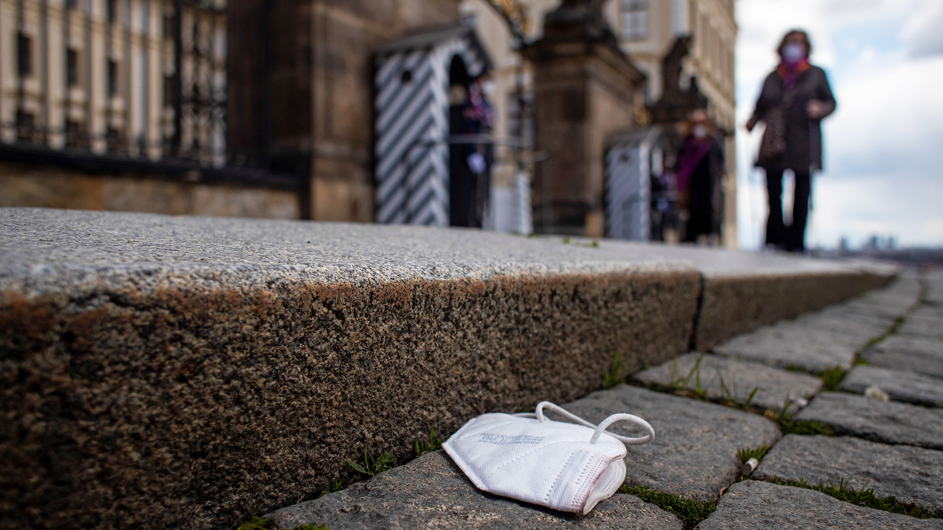 Casos semanales de COVID-19 bajan en el mundo por primera vez desde febrero