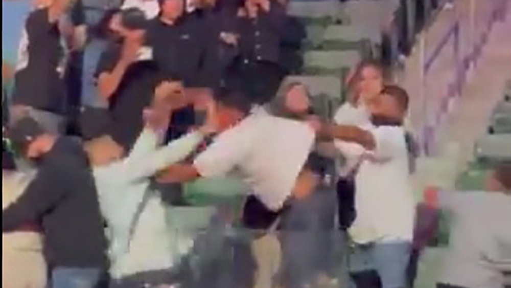 #Video Aficionados pelean previo al encuentro Ruiz vs Arreola