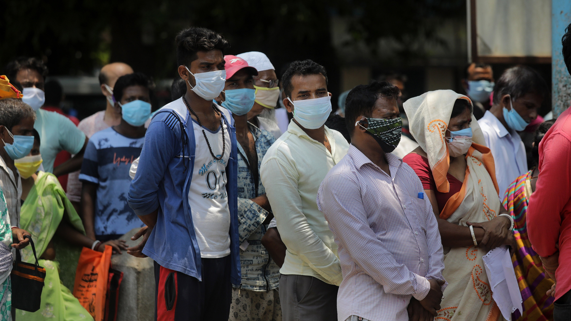 India suma menos de 300 mil casos de COVID-19 por primera vez en 25 días