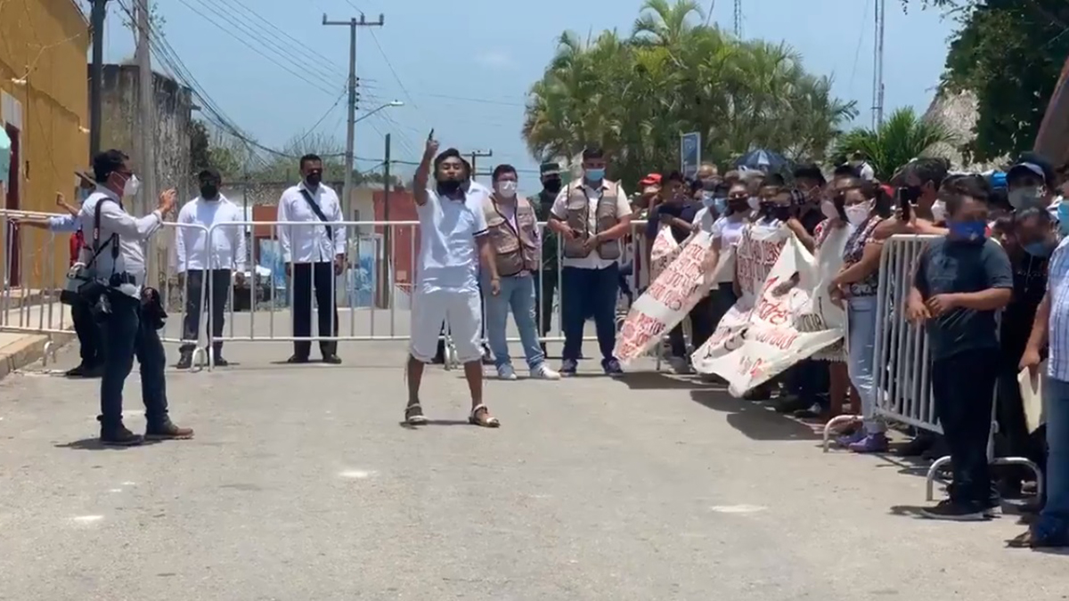 #Video Alumnos protestan previo a evento de AMLO en Quintana Roo