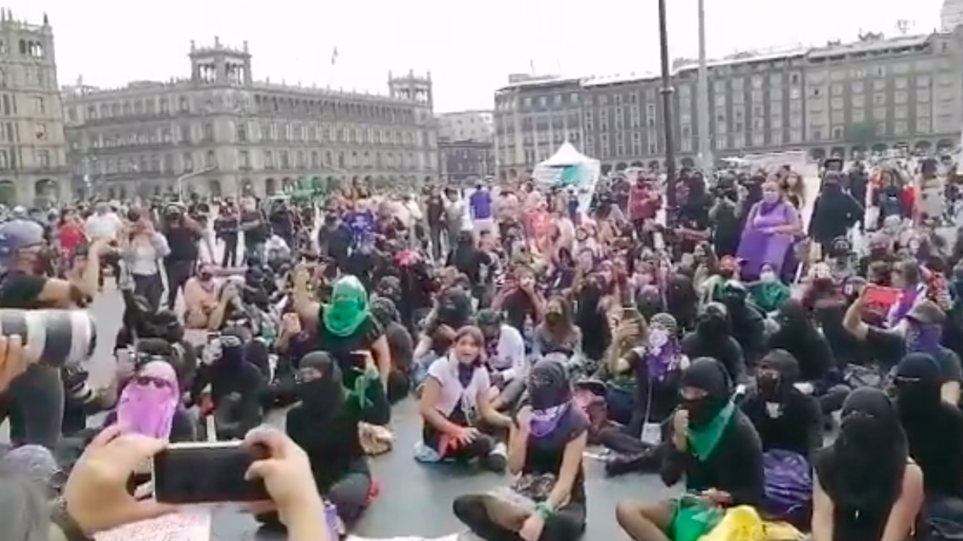 Feministas marchan al Zócalo para exigir justicia por víctimas de feminicidio