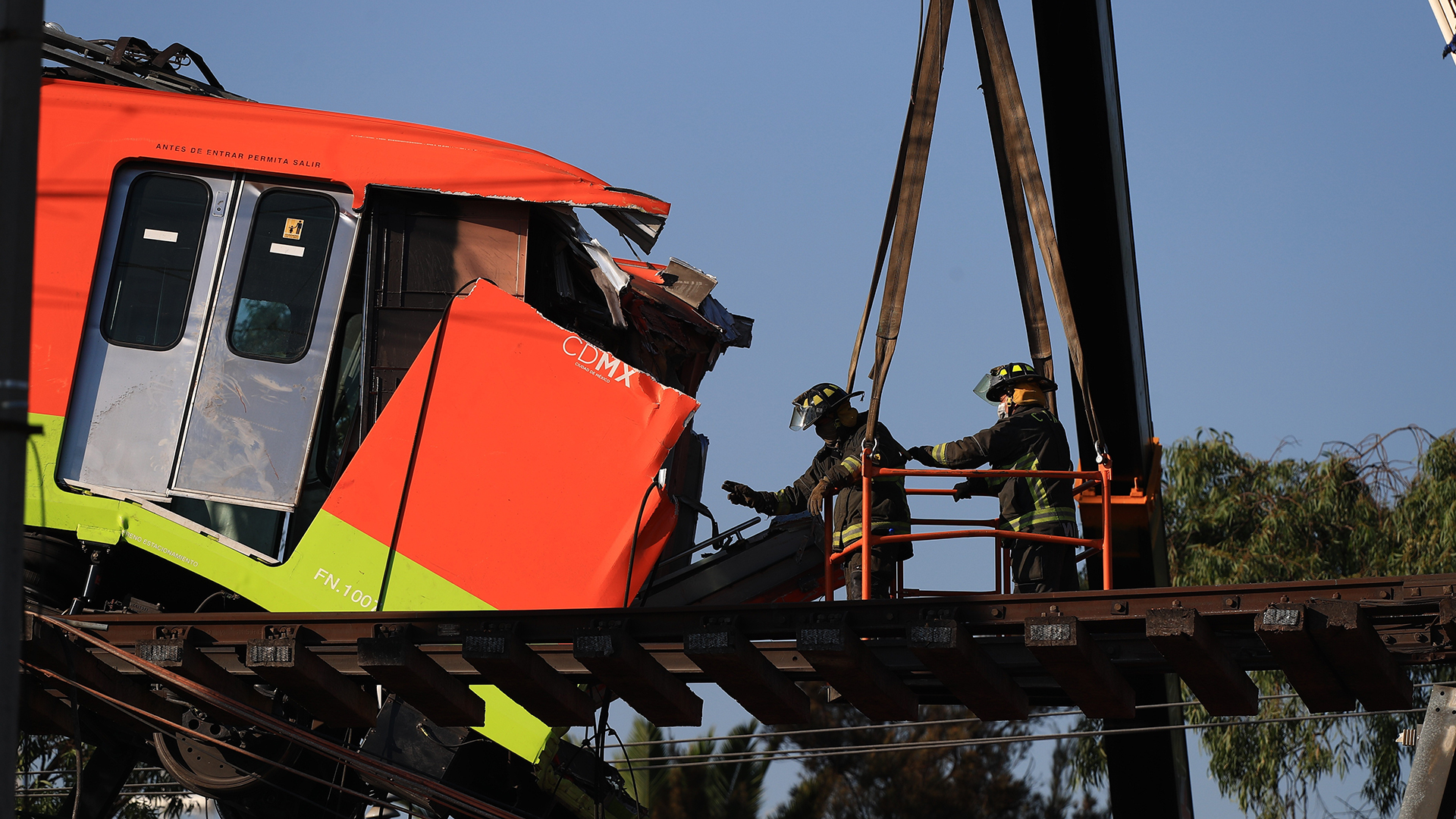 Sheinbaum pedirá a Carso e ICA que participen 'en términos económicos' en rehabilitación de Línea 12 - retiro-de-uno-de-los-dos-vagones-siniestrados-en-linea-12-del-metro