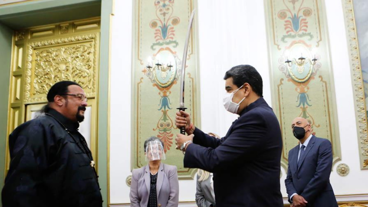 Steven Seagal regala a Nicolás Maduro espada japonesa Steven Seagal regala a Nicolás Maduro espada japonesa