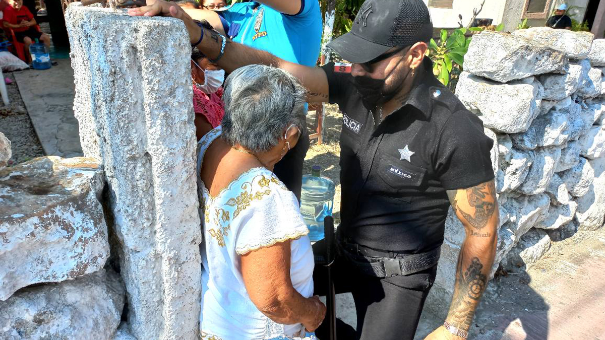 #Video Alcaldesa en Yucatán lleva strippers a mujeres por Día de las Madres - stripper-baila-a-mama-en-ixil