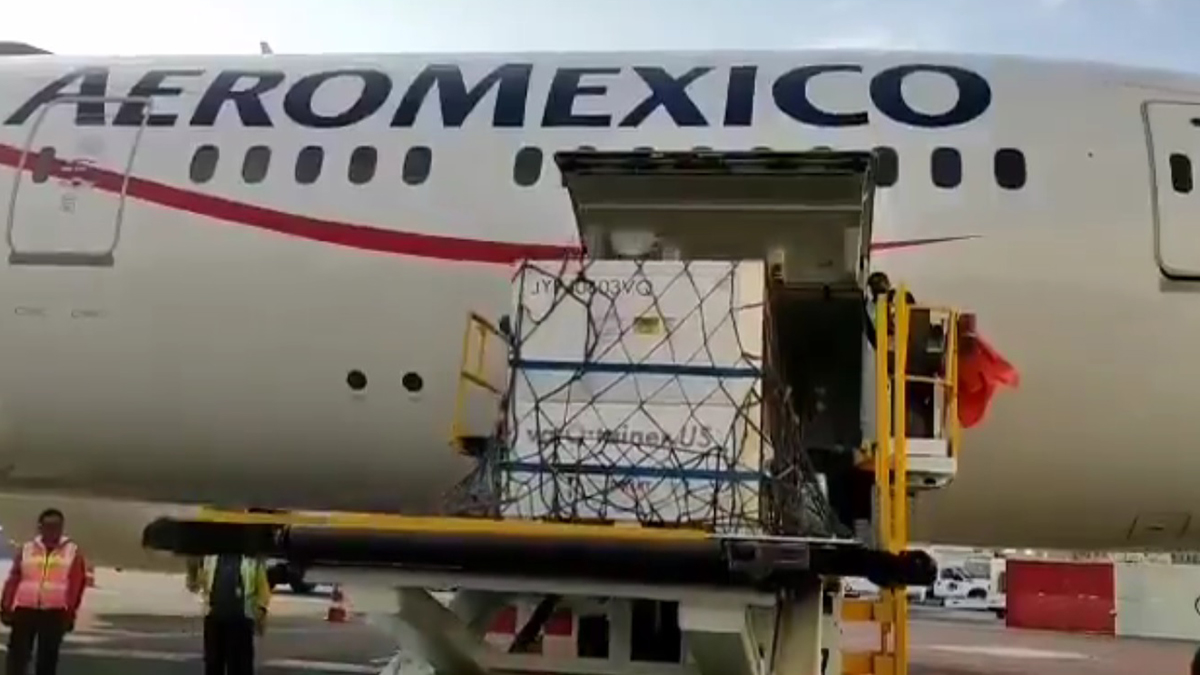 Llegan a México 5.7 millones de dosis a granel de la vacuna de AstraZeneca