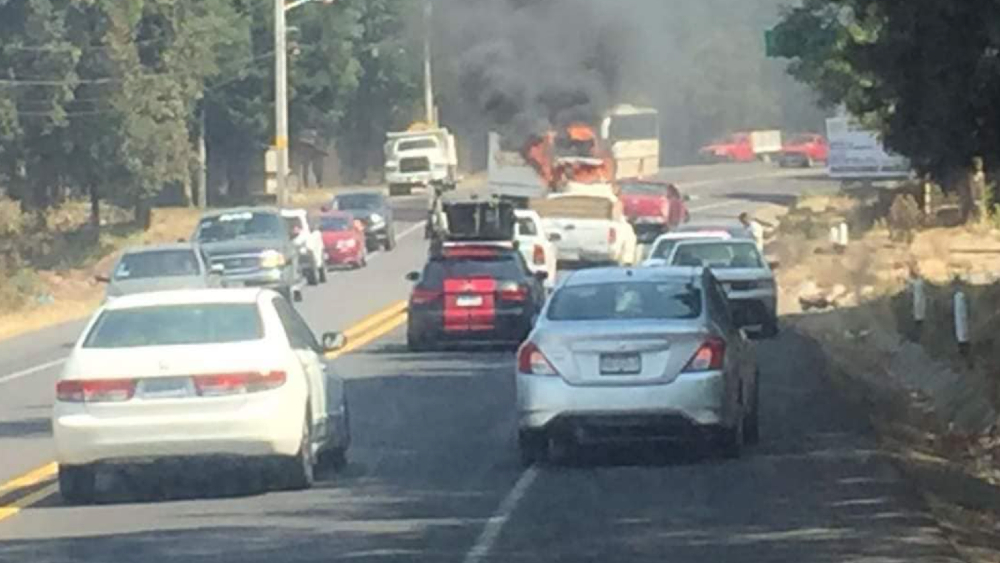 Delincuentes matan a cinco hombres e incendian autos en Michoacán