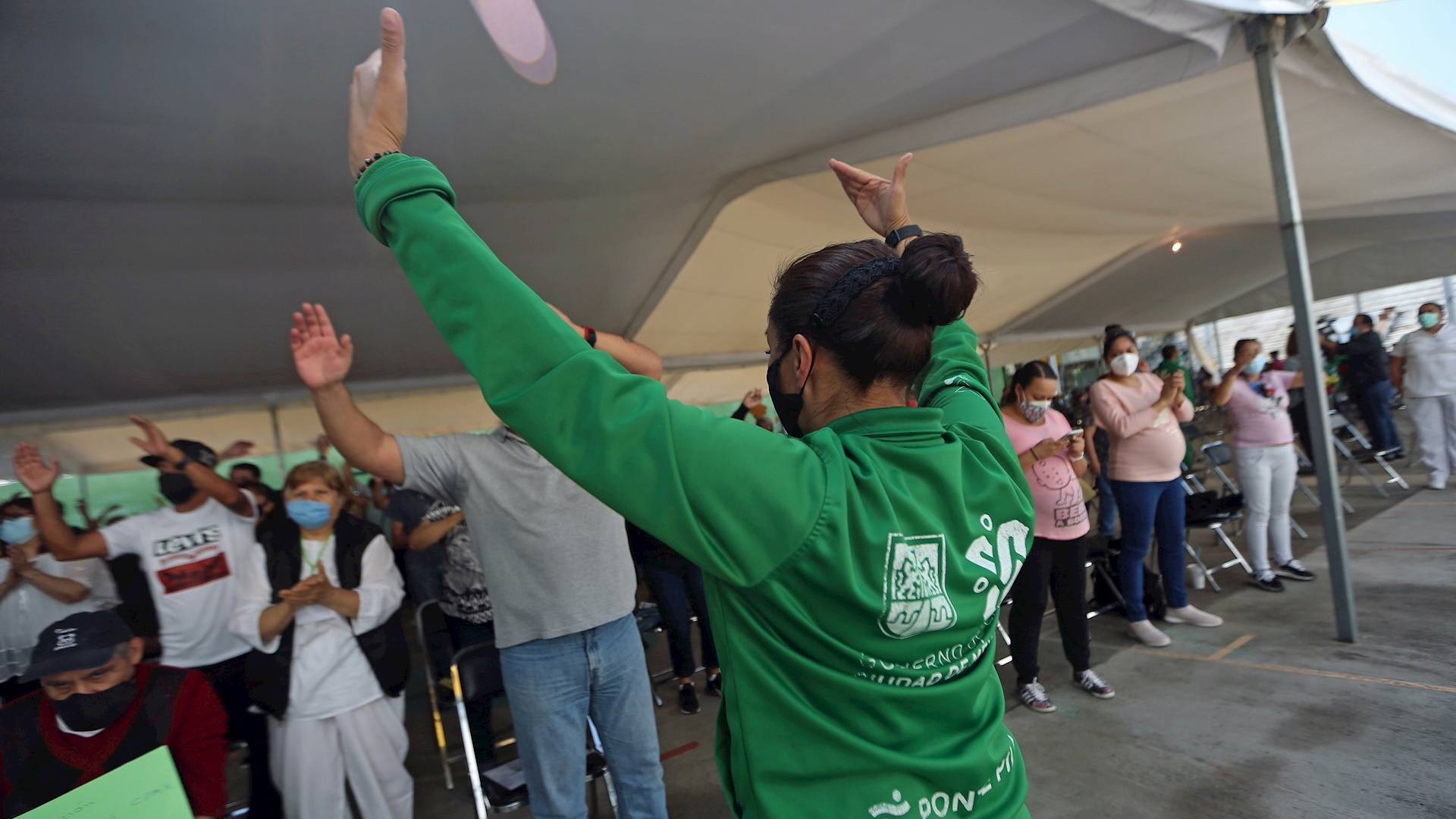 Bailes durante vacunación contra COVID-19 en Ciudad de México se hacen virales - vacunacion-covid-19-ciudad-de-mexico-coronavirus-roma-3