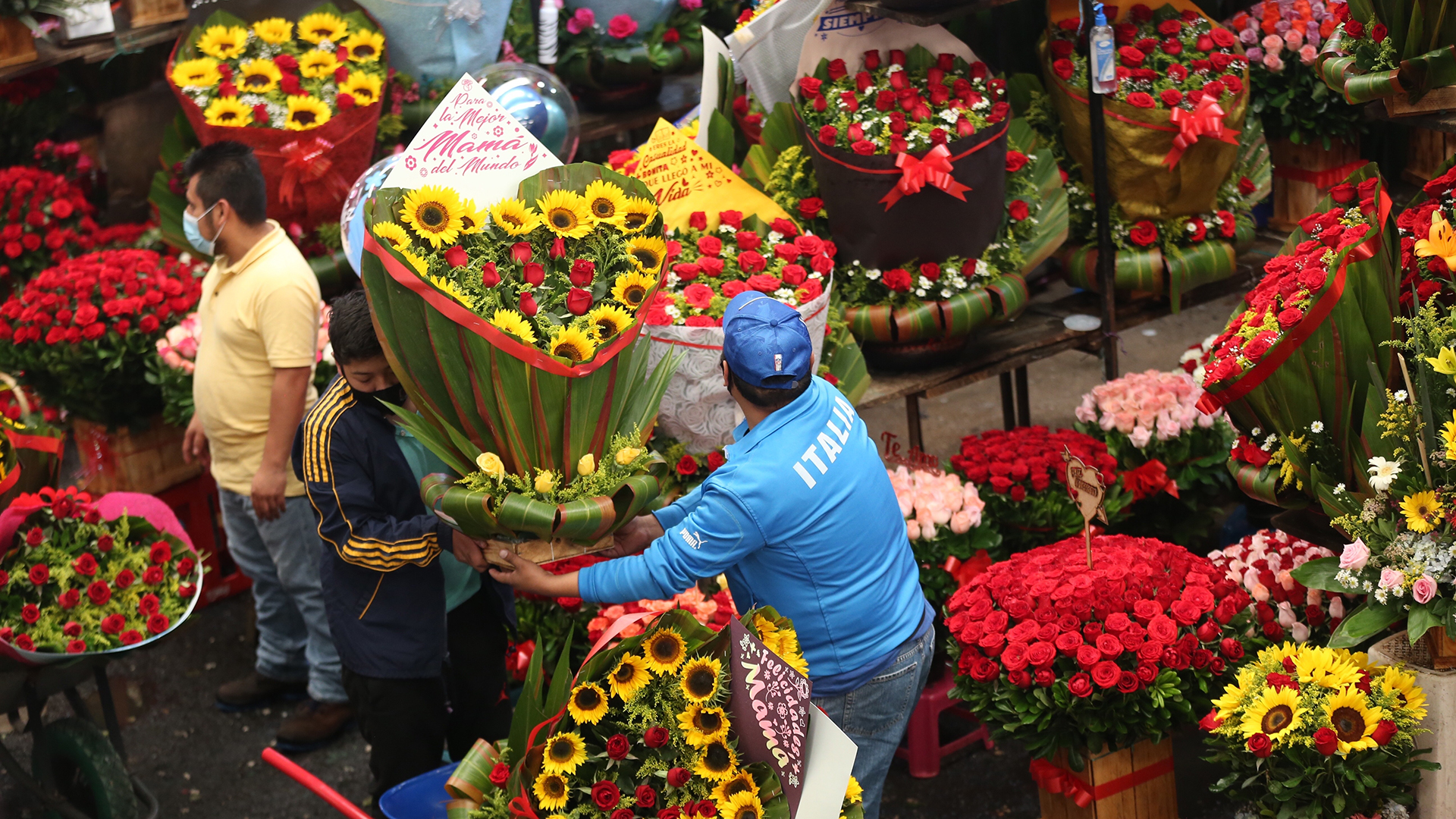 Día de las Madres se recupera en México con la vacuna y caída de contagios - venta-de-flores-en-mercado-de-jamaica-por-dia-de-las-madres