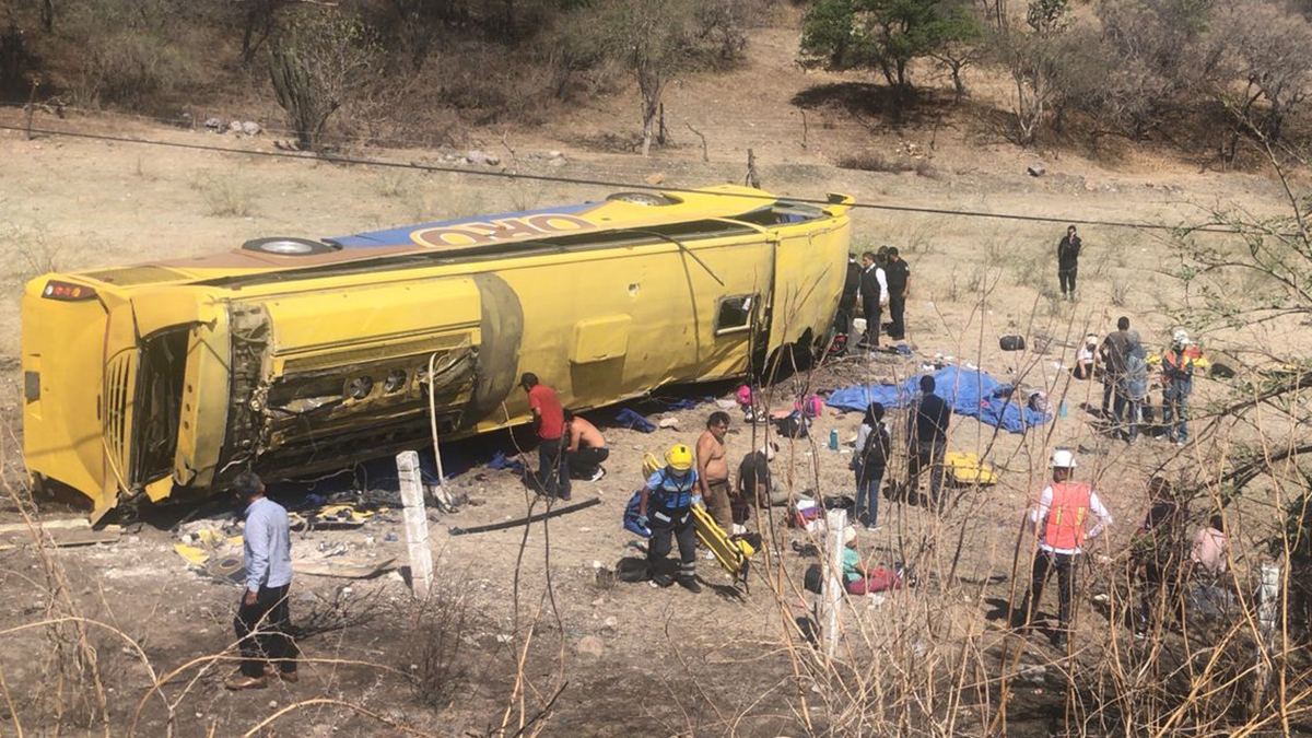 Volcadura de autobús en Puebla deja seis muertos y 24 heridos