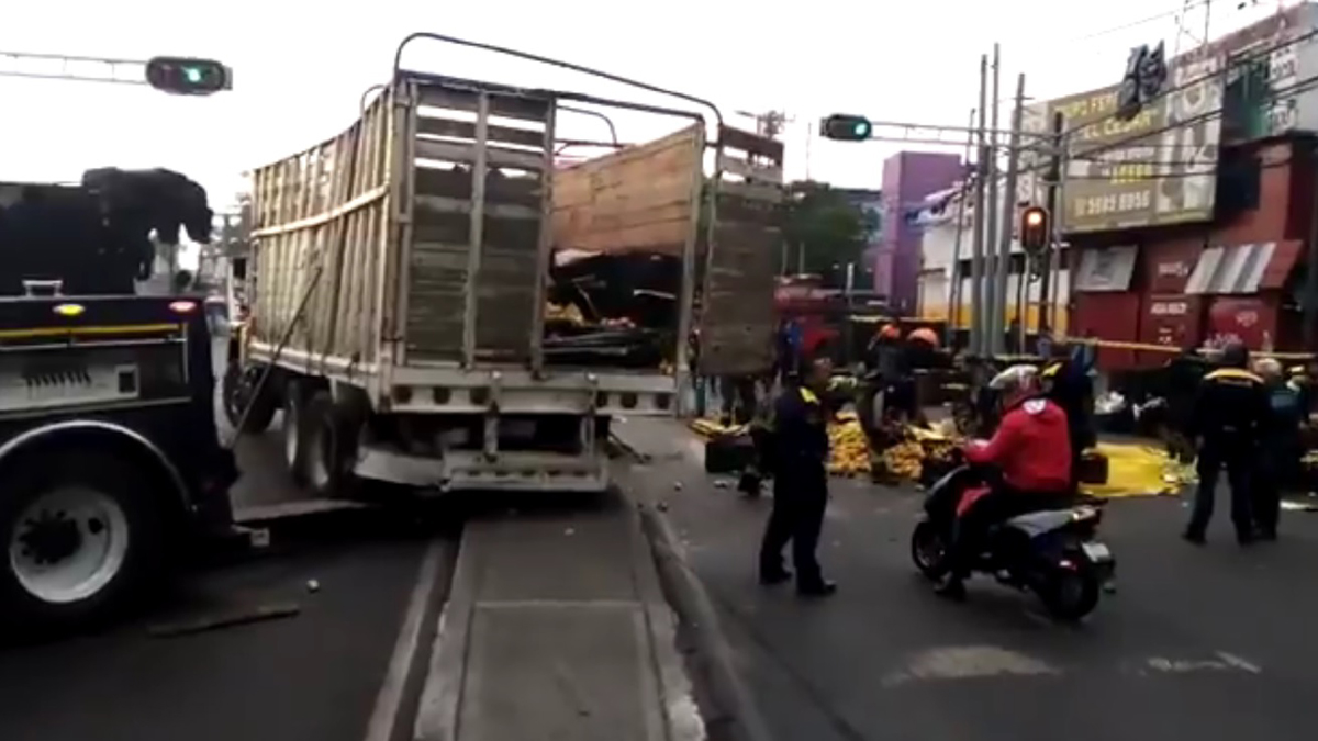 Vuelca tráiler cargado de mangos cerca de la Central de Abasto