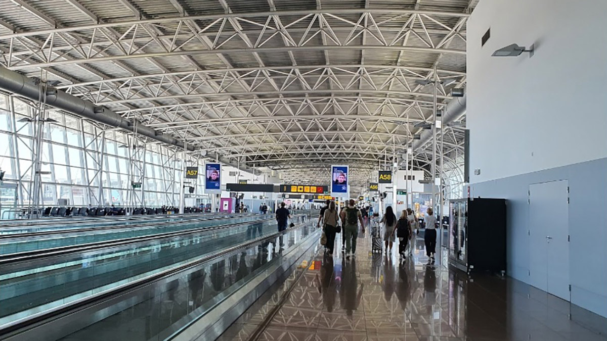 Dan un año de cárcel a pasajero en Bruselas por presentar prueba PCR falsa en aeropuerto